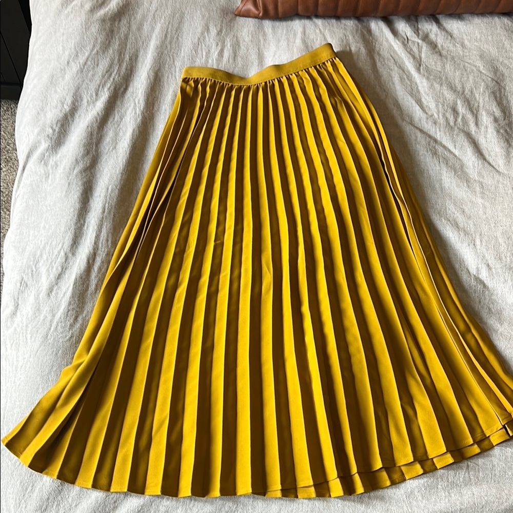 Elegant Mustard Pleated Skirt
